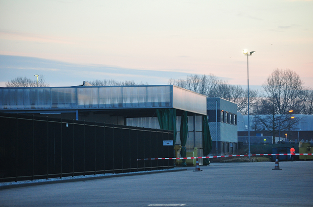 Stuk dak losgewaaid bij gemeentewerf in Waalwijk