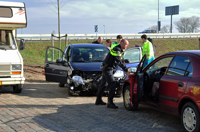 Auto vliegt uit de bocht bij Waalwijk en belandt op parkeerplaats