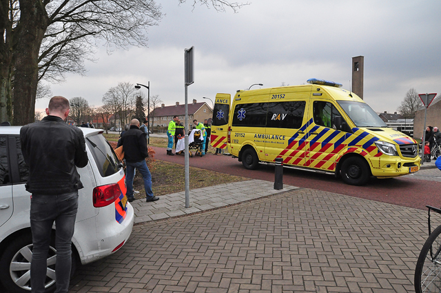Scooterrijder maakt flinke smak na botsing met auto op Halve Zolenpad in Waalwijk