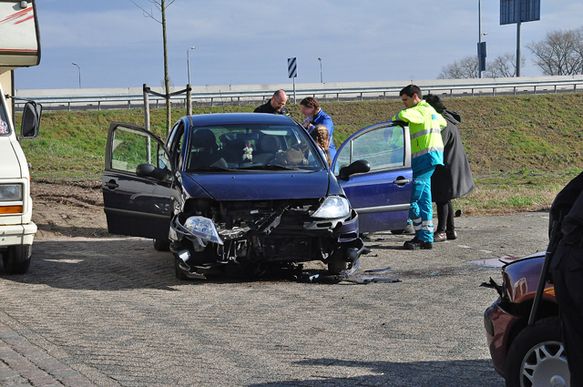 Auto vliegt uit de bocht bij Waalwijk en belandt op parkeerplaats