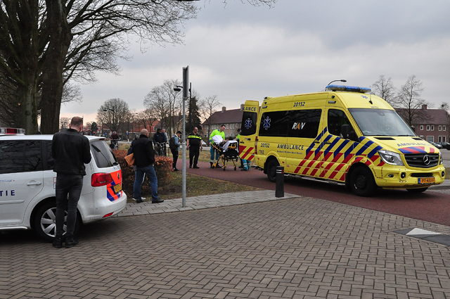 Scooterrijder maakt flinke smak na botsing met auto op Halve Zolenpad in Waalwijk