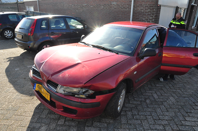 Auto vliegt uit de bocht bij Waalwijk en belandt op parkeerplaats