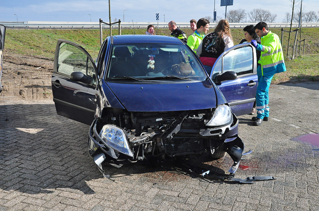 Auto vliegt uit de bocht bij Waalwijk en belandt op parkeerplaats