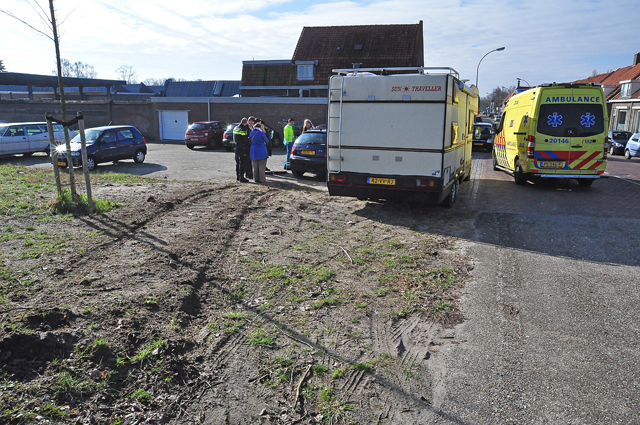 Auto vliegt uit de bocht bij Waalwijk en belandt op parkeerplaats