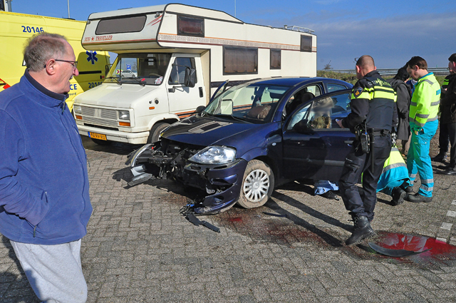 Auto vliegt uit de bocht bij Waalwijk en belandt op parkeerplaats