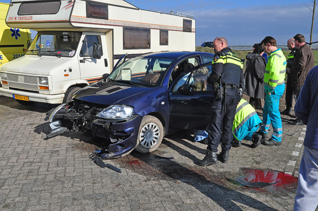 Auto vliegt uit de bocht bij Waalwijk en belandt op parkeerplaats