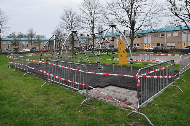Brutale diefstal rubberen tegels maakt speeltuin Waalwijk onbruikbaar: ‘Buurtbewoners snappen niet waarom’