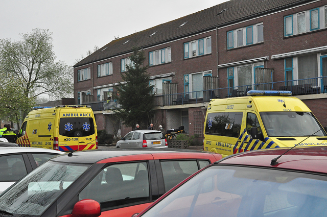 Persoon met letsel aangetroffen in woning in Waalwijk, oorzaak onbekend