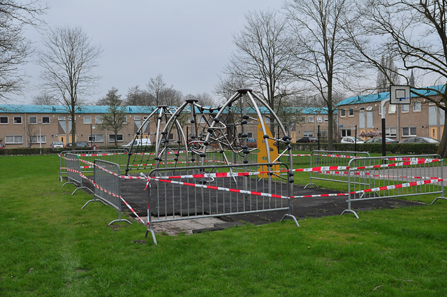 Brutale diefstal rubberen tegels maakt speeltuin Waalwijk onbruikbaar: 'Buurtbewoners snappen niet waarom'