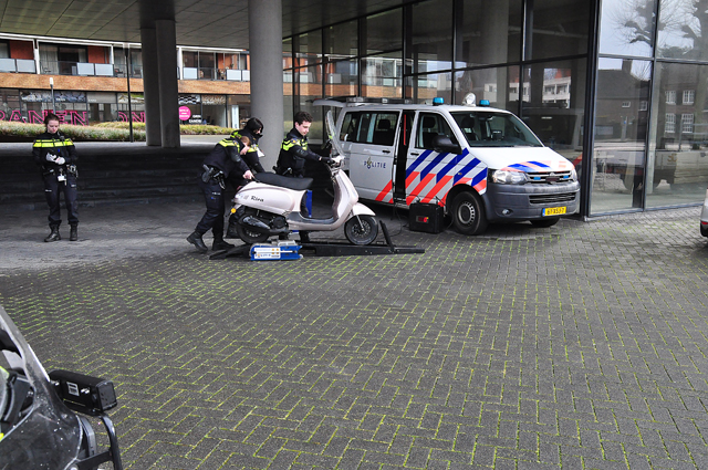 Politie controleert scooters in Waalwijk