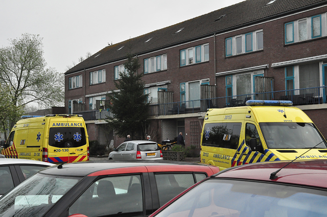 Persoon met letsel aangetroffen in woning in Waalwijk, oorzaak onbekend