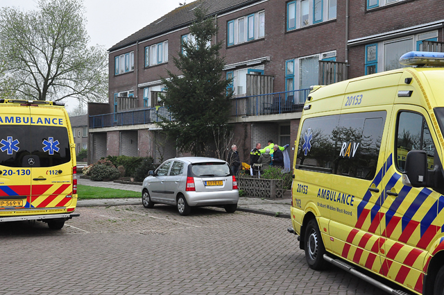 Persoon met letsel aangetroffen in woning in Waalwijk, oorzaak onbekend