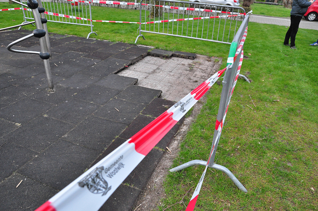 Brutale diefstal rubberen tegels maakt speeltuin Waalwijk onbruikbaar: 'Buurtbewoners snappen niet waarom'