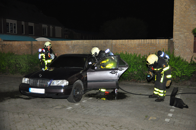 Brandende auto in Waalwijk snel geblust