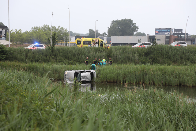Auto in de sloot bij de afrit Midden-Brabantweg Waalwijk