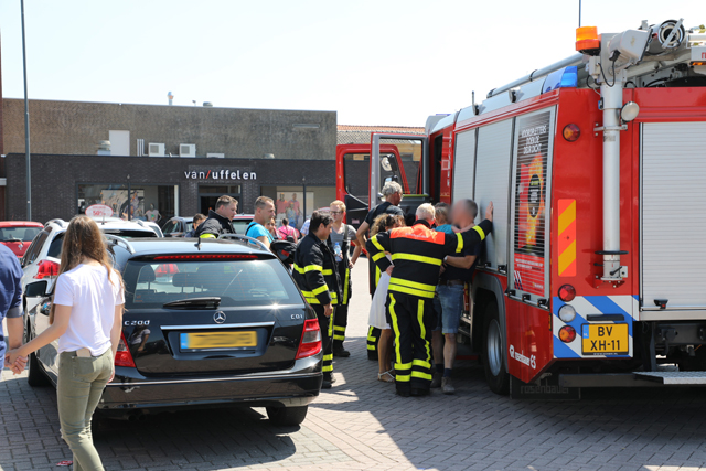 Peuter sluit zichzelf op in snikhete auto in Waalwijk