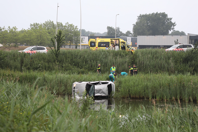 Auto in de sloot bij de afrit Midden-Brabantweg Waalwijk