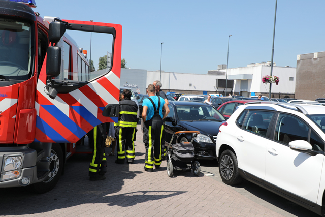 Peuter sluit zichzelf op in snikhete auto in Waalwijk
