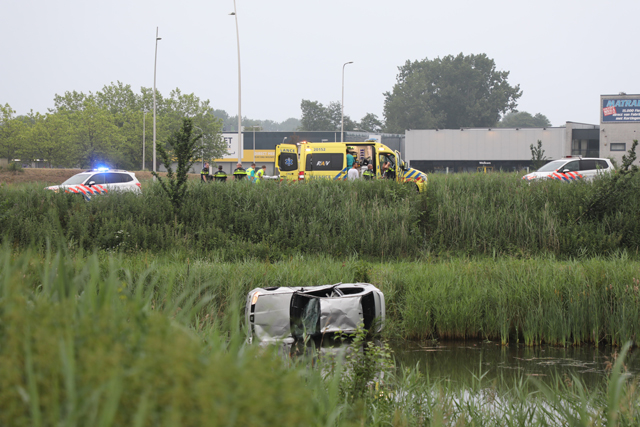 Auto in de sloot bij de afrit Midden-Brabantweg Waalwijk