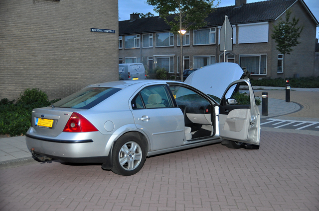 Bestuurder ziet tijdens rijden rook uit zijn auto komen in Waalwijk