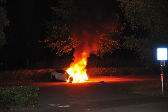 Witte Tesla Model S gaat in vlammen op in Waalwijk