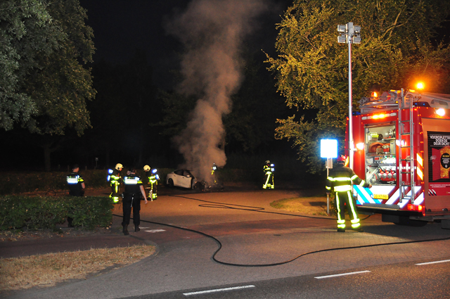 Witte Tesla Model S gaat in vlammen op in Waalwijk