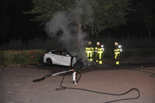 Witte Tesla Model S gaat in vlammen op in Waalwijk
