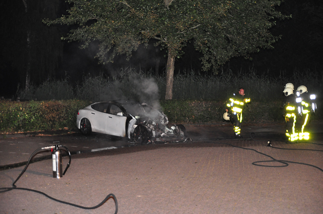 Witte Tesla Model S gaat in vlammen op in Waalwijk
