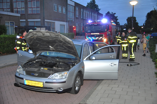 Bestuurder ziet tijdens rijden rook uit zijn auto komen in Waalwijk