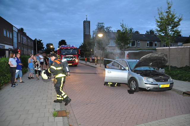 Bestuurder ziet tijdens rijden rook uit zijn auto komen in Waalwijk