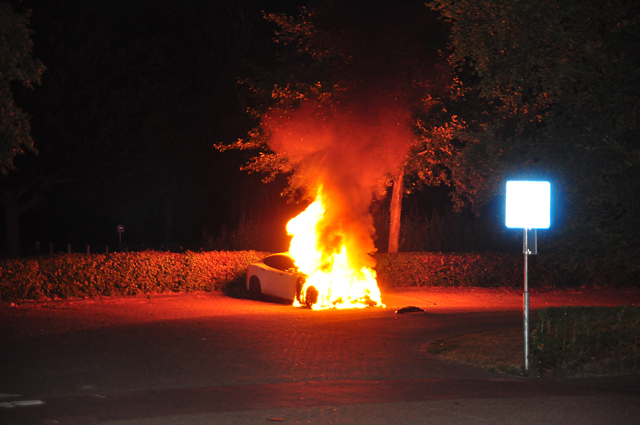 Witte Tesla Model S gaat in vlammen op in Waalwijk