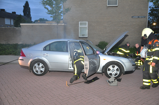 Bestuurder ziet tijdens rijden rook uit zijn auto komen in Waalwijk