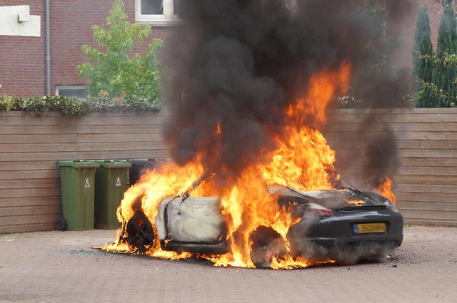 Porsche van 75.000 euro verwoest door brand in Waalwijk