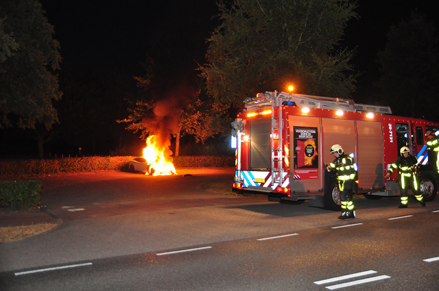 Witte Tesla Model S gaat in vlammen op in Waalwijk