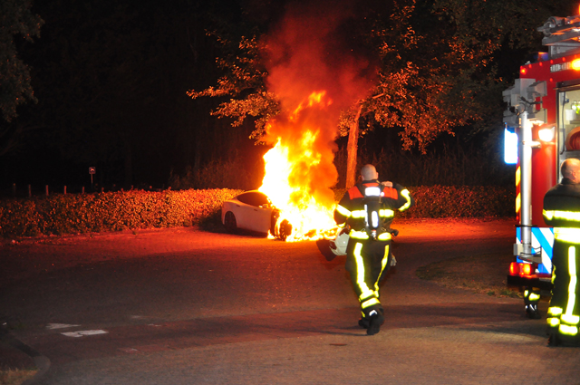 Witte Tesla Model S gaat in vlammen op in Waalwijk