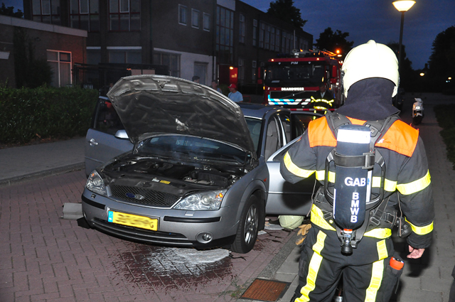 Bestuurder ziet tijdens rijden rook uit zijn auto komen in Waalwijk