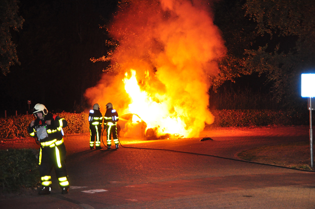 Witte Tesla Model S gaat in vlammen op in Waalwijk