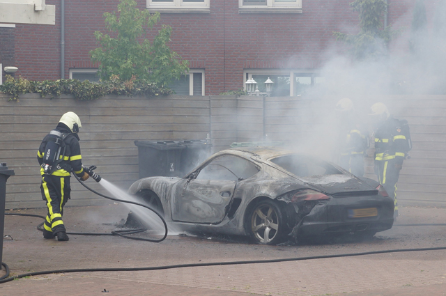 Porsche van 75.000 euro verwoest door brand in Waalwijk