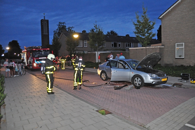 Bestuurder ziet tijdens rijden rook uit zijn auto komen in Waalwijk