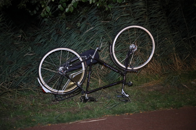 Fiets en schoen gevonden in Waalwijk, brandweer doorzoekt sloot op zoek naar eigenaar
