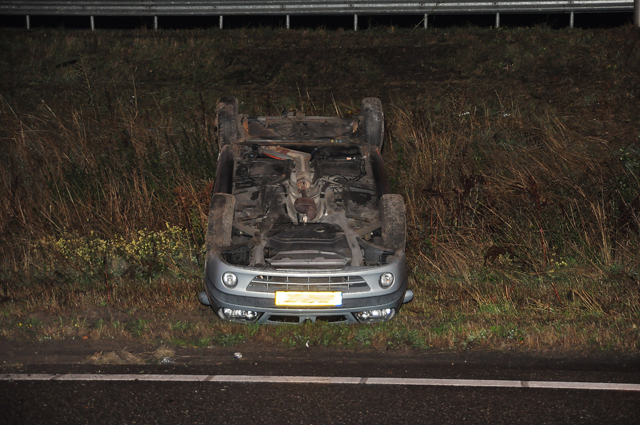 Auto op zijn kop op A59 Waalwijk