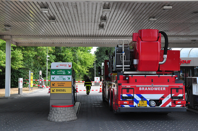 Tankstation Waalwijk weer open, gemeente verwijdert takken maar boom hoeft niet om