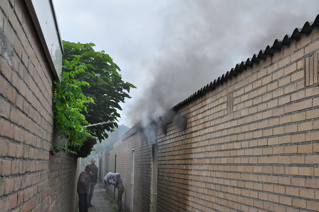 Dikke rookwolken bij schuurbrand in Waalwijk