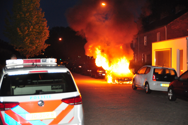 Auto brandt uit in Waalwijk, ruit van huis sneuvelt vanwege de hitte