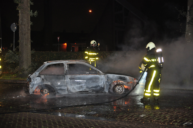 Weer gaat er een auto in vlammen op in Waalwijk