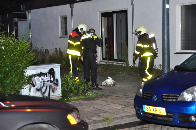 Auto brandt uit in Waalwijk, ruit van huis sneuvelt vanwege de hitte