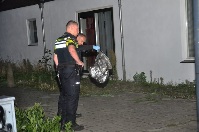 Auto brandt uit in Waalwijk, ruit van huis sneuvelt vanwege de hitte