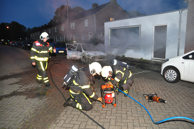 Auto brandt uit in Waalwijk, ruit van huis sneuvelt vanwege de hitte