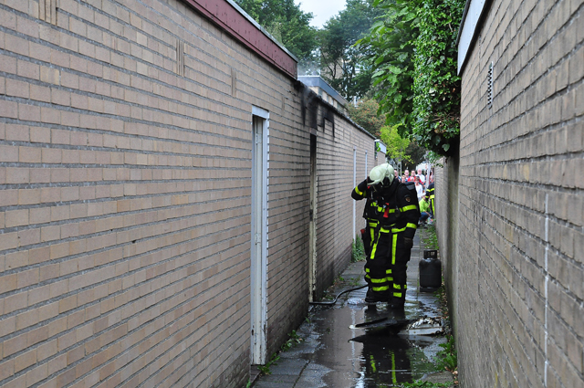 Dikke rookwolken bij schuurbrand in Waalwijk