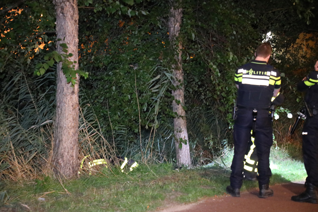 Fiets en schoen gevonden in Waalwijk, brandweer doorzoekt sloot op zoek naar eigenaar